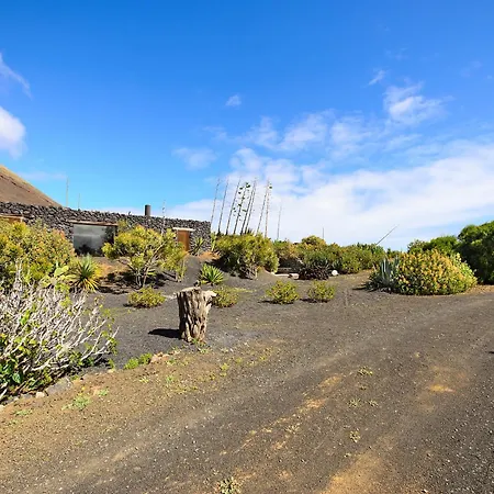 فيلة La Bodega - House On Volcano With A Piano