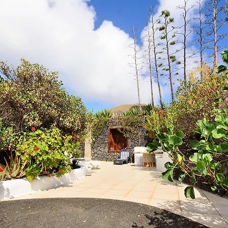فيلة La Bodega - House On Volcano With A Piano *