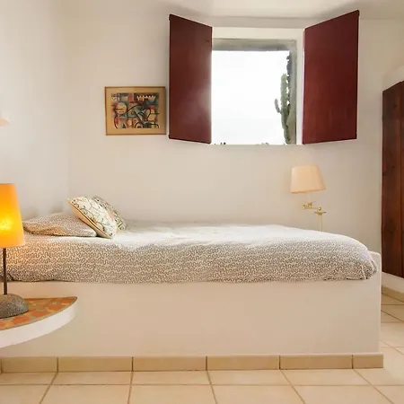 فيلة La Bodega - House On Volcano With A Piano *